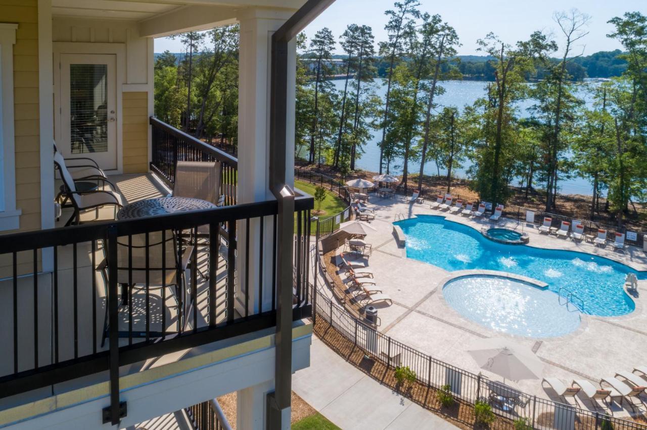 1 Bedroom Suites Kitchen Lakeside View King Bed